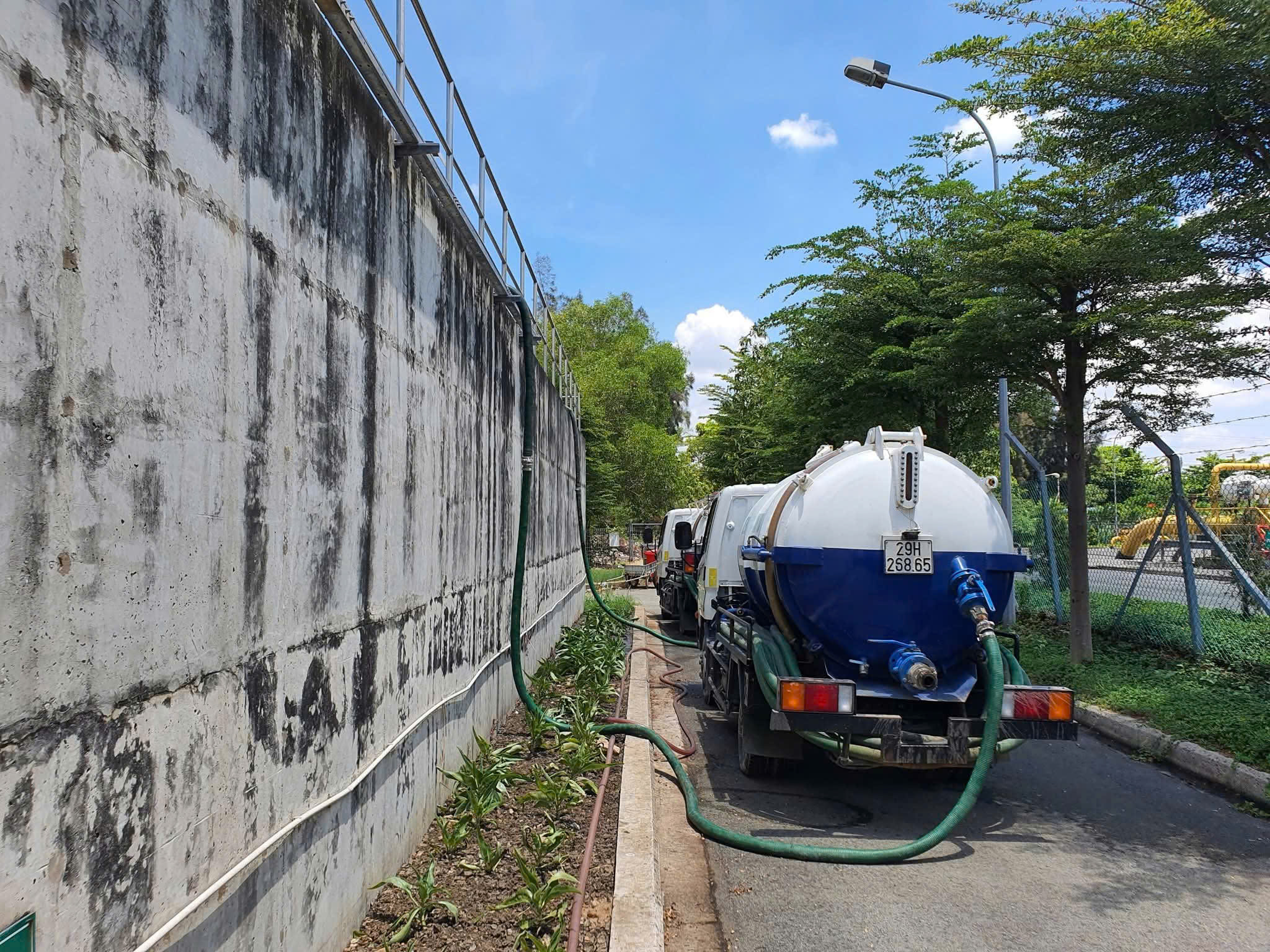 Dịch vụ hút bể phốt thông tắc cống tại Hà Nội 2